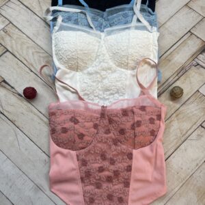 نیم تنه کراپ وارداتی پایین مثلثی گل گیپوری ( جین ۱۲ تایی )